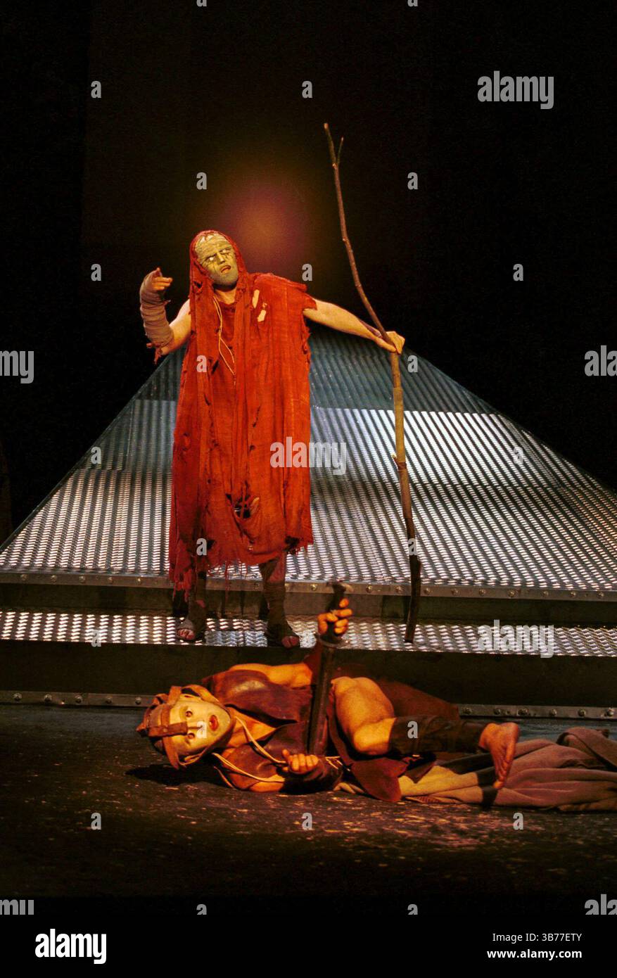 OEDIPUS AT COLONUS von Sophocles am Olivier Theatre, National Theatre (NT), London SE1 17/09/1996 Teil DER ÖDIPUS-STÜCKE übersetzt von Ranjit Bolt Komponist: Judith Weir Design: Dionysis Fotopoulos Beleuchtung: Mark Henderson Regie: Peter Hall Stockfoto