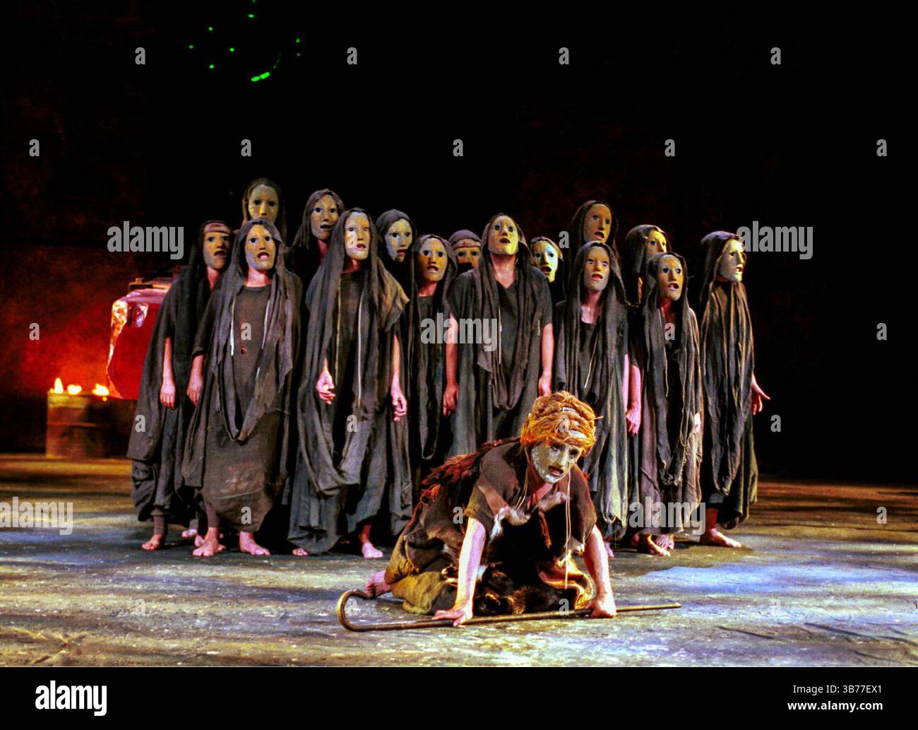 OEDIPUS DER KÖNIG von Sophocles im Olivier Theatre, National Theatre (NT), London SE1 17/09/1996 Teil DER ÖDIPUS-THEATERSTÜCKE übersetzt von Ranjit Bolt Komponist: Judith Weir Design: Dionysis Fotopoulos Beleuchtung: Mark Henderson Regie: Peter Hall Stockfoto