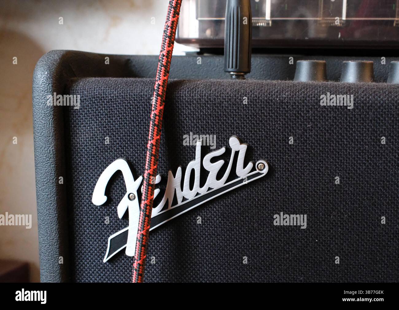 Itterbeck, Deutschland - 4. Februar 2025 Detail eines Fender-Verstärkers mit Gitarrenkabel. Kotflügel-Logo Stockfoto