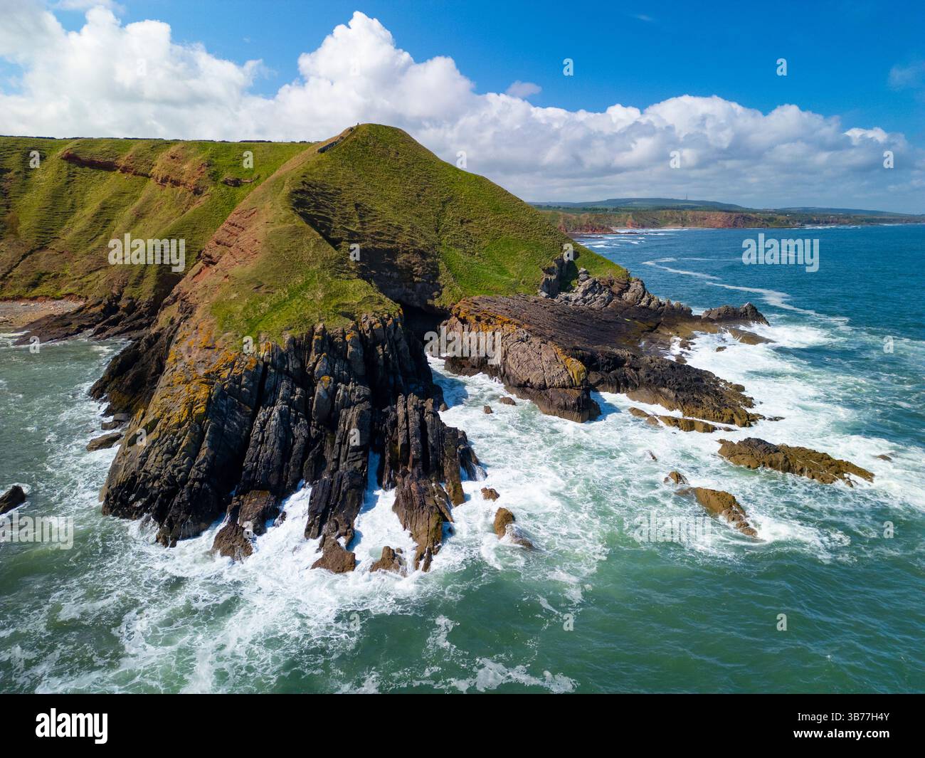 Aus der Vogelperspektive von Siccar Point berühmtes geologisches Merkmal, Ort der Unkonformität von Hutton, in Berwickshire, Scottish Borders, Schottland, Großbritannien Stockfoto