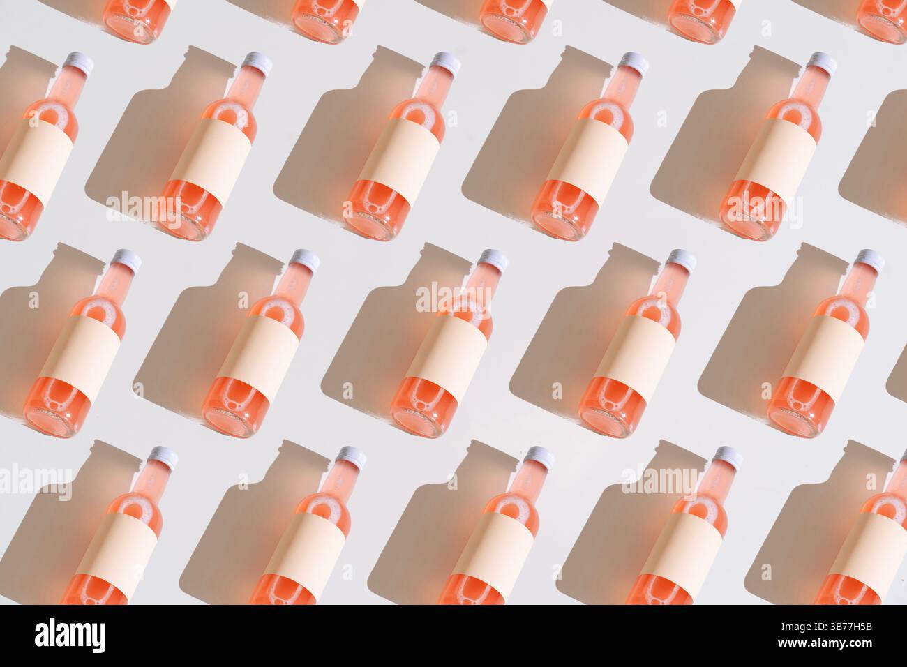 Muster lebendiger Getränkeflaschen mit pinkfarbenen Etiketten und künstlerischen Schatten – ideal für Branding- und Werbeprojekte. Stockfoto