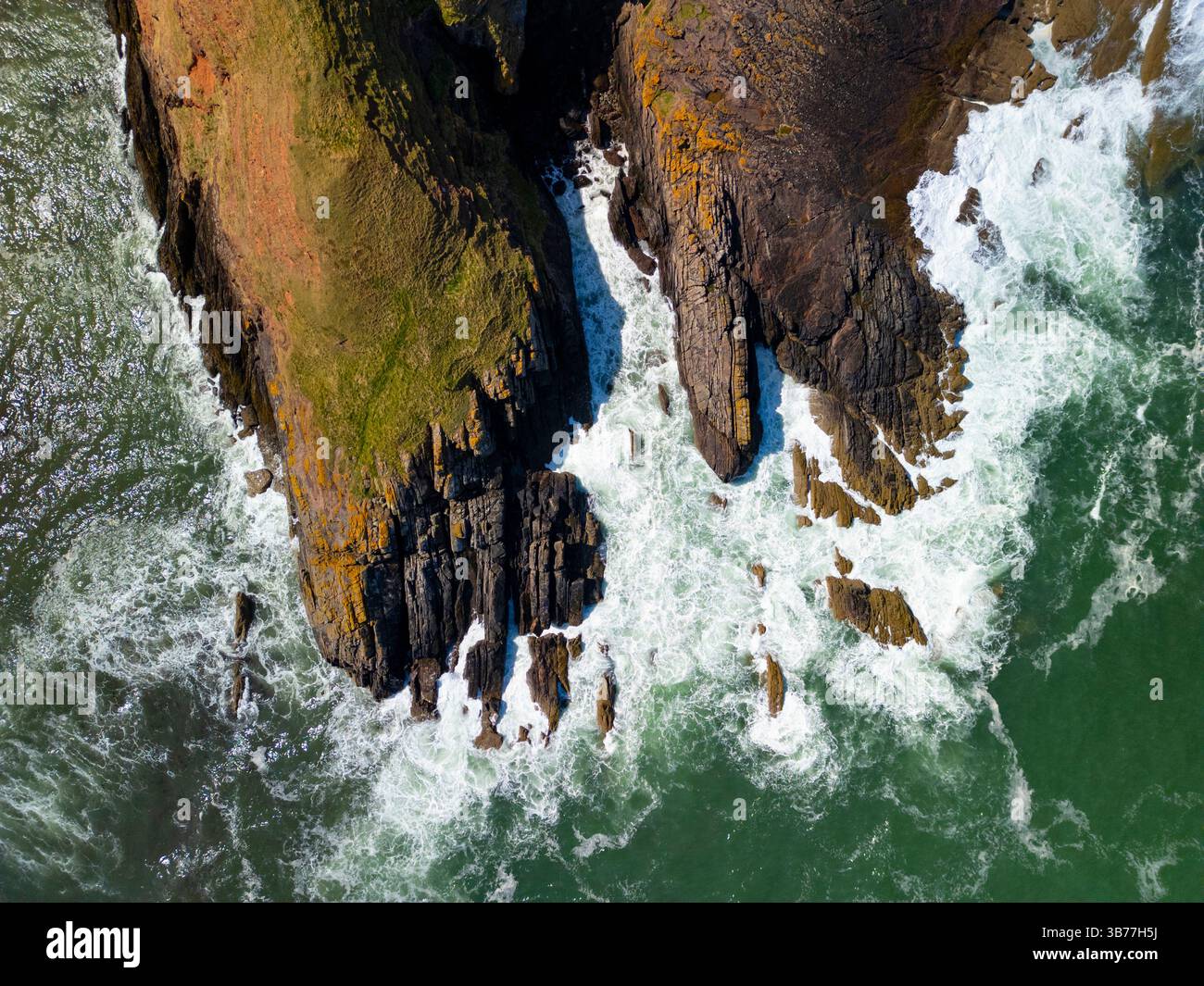 Aus der Vogelperspektive von Siccar Point berühmtes geologisches Merkmal, Ort der Unkonformität von Hutton, in Berwickshire, Scottish Borders, Schottland, Großbritannien Stockfoto