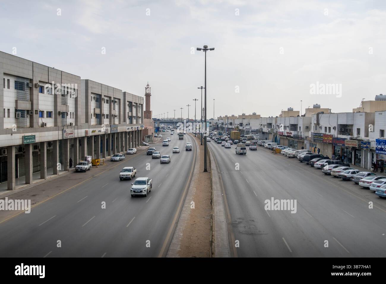 Autobahn in Riad, Saudi-Arabien, mit mehreren Autos, mit Stadtverkehr und Straßeninfrastruktur. Stockfoto