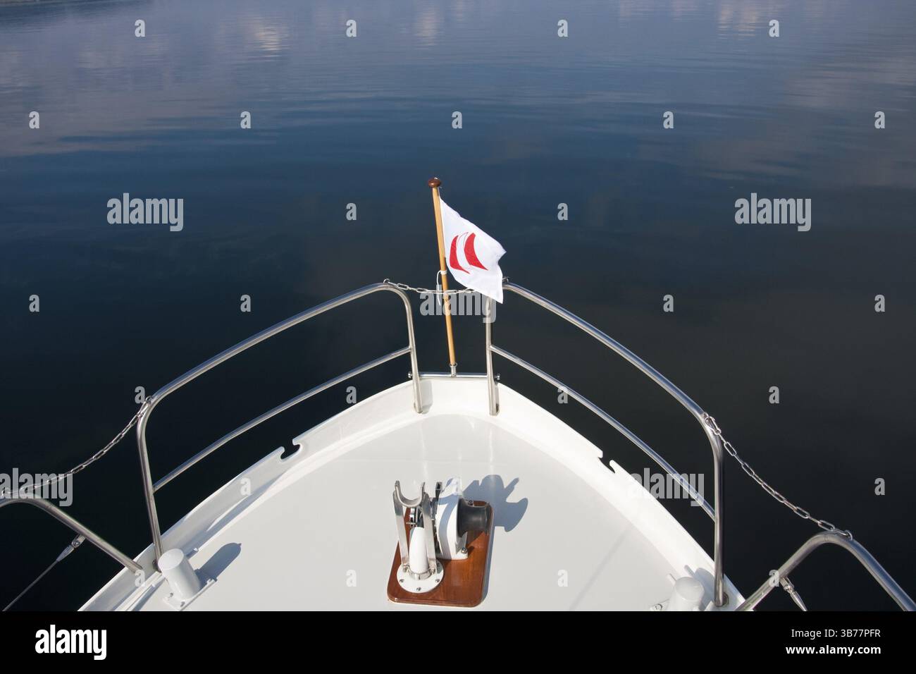 Der Bug eines Motorbootes ohne Wind in der Ostsee - der Bug eines Schiffes ohne Wind in der Ostsee Stockfoto