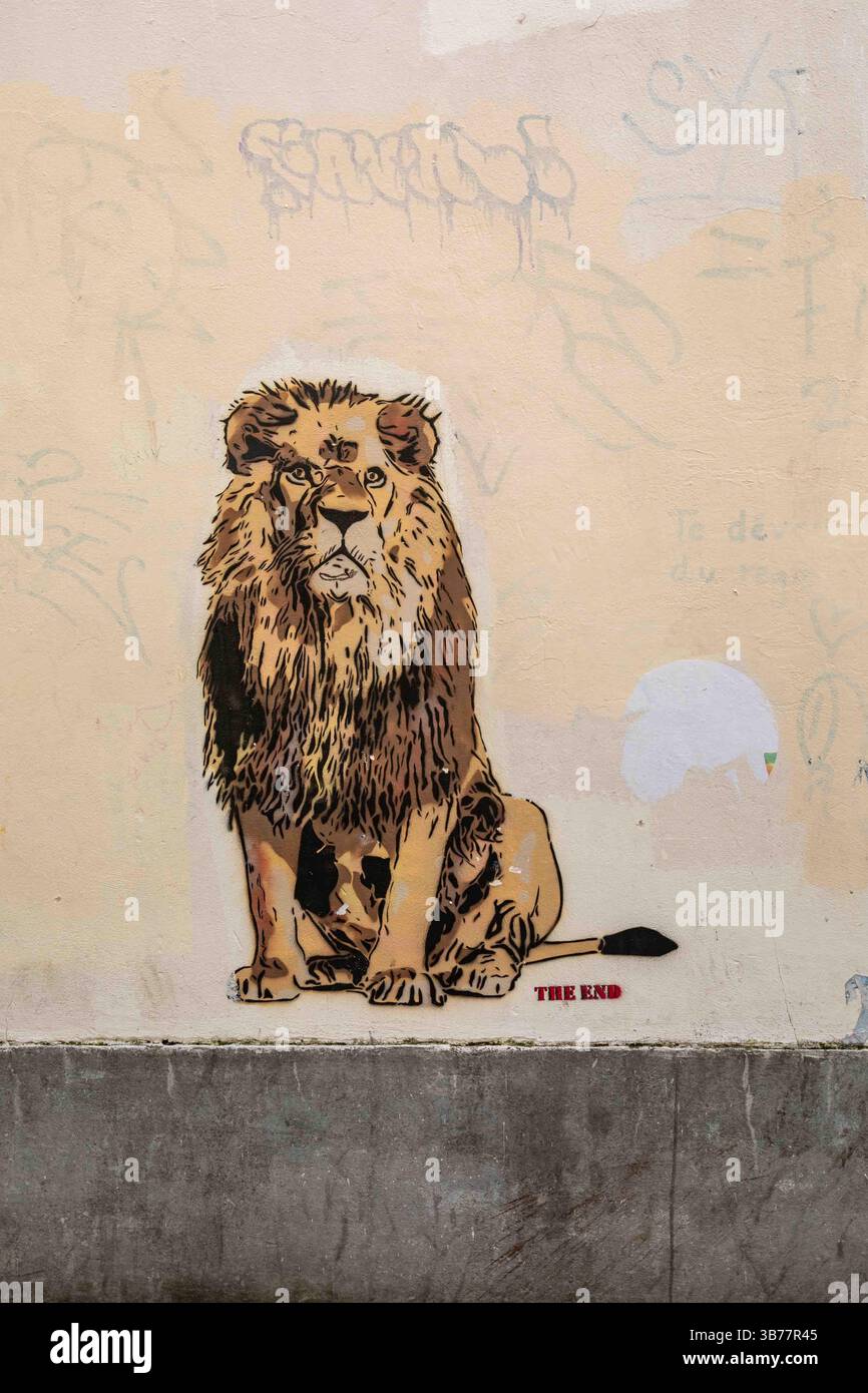 Montmartre Street Art: Löwenschablone Graffiti am Ende im 18. Arrondissement von Paris, Frankreich Stockfoto