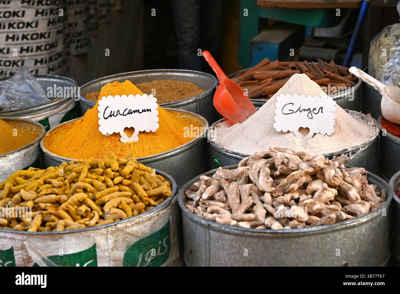 Verschiedene bunte marokkanische Gewürze werden in einem Geschäft in der Medina in Marrakesch, Marokko, verkauft Stockfoto