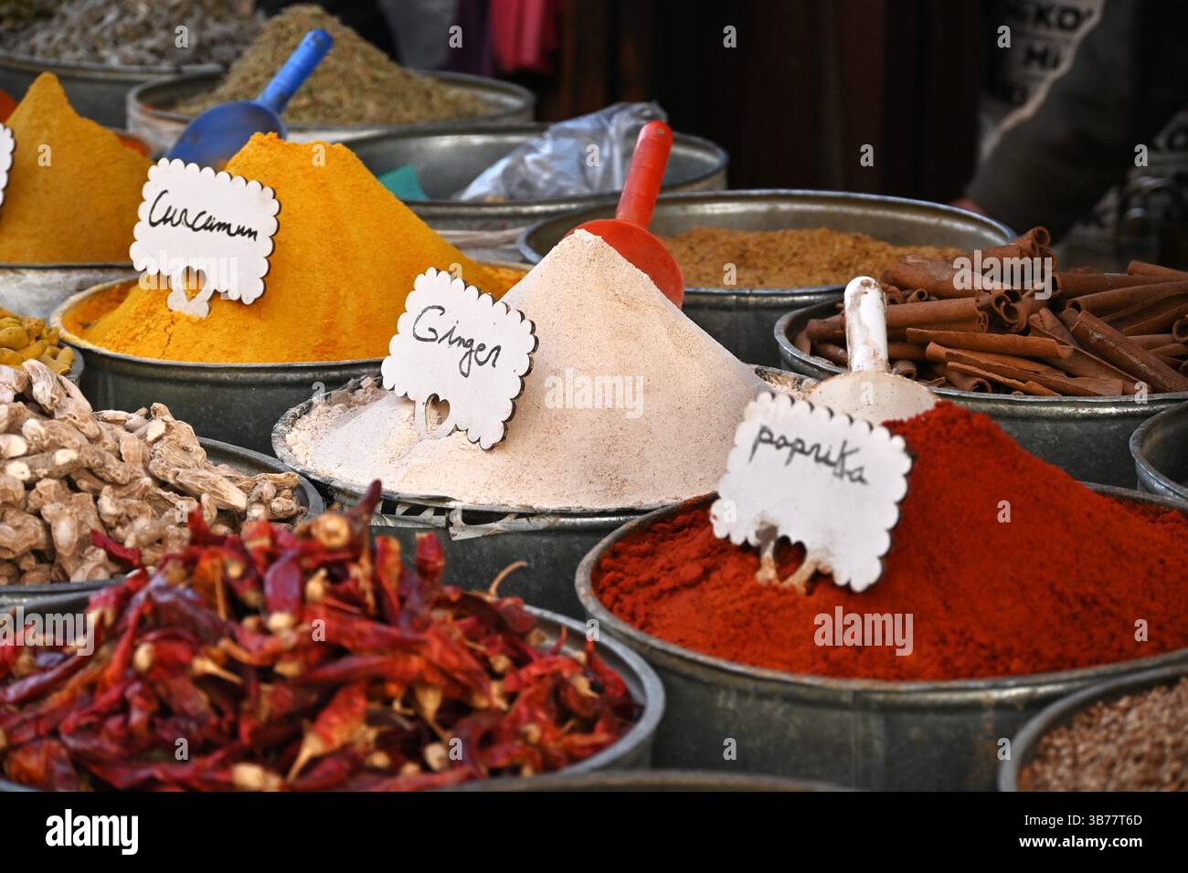 Verschiedene bunte marokkanische Gewürze werden in einem Geschäft in der Medina in Marrakesch, Marokko, verkauft Stockfoto