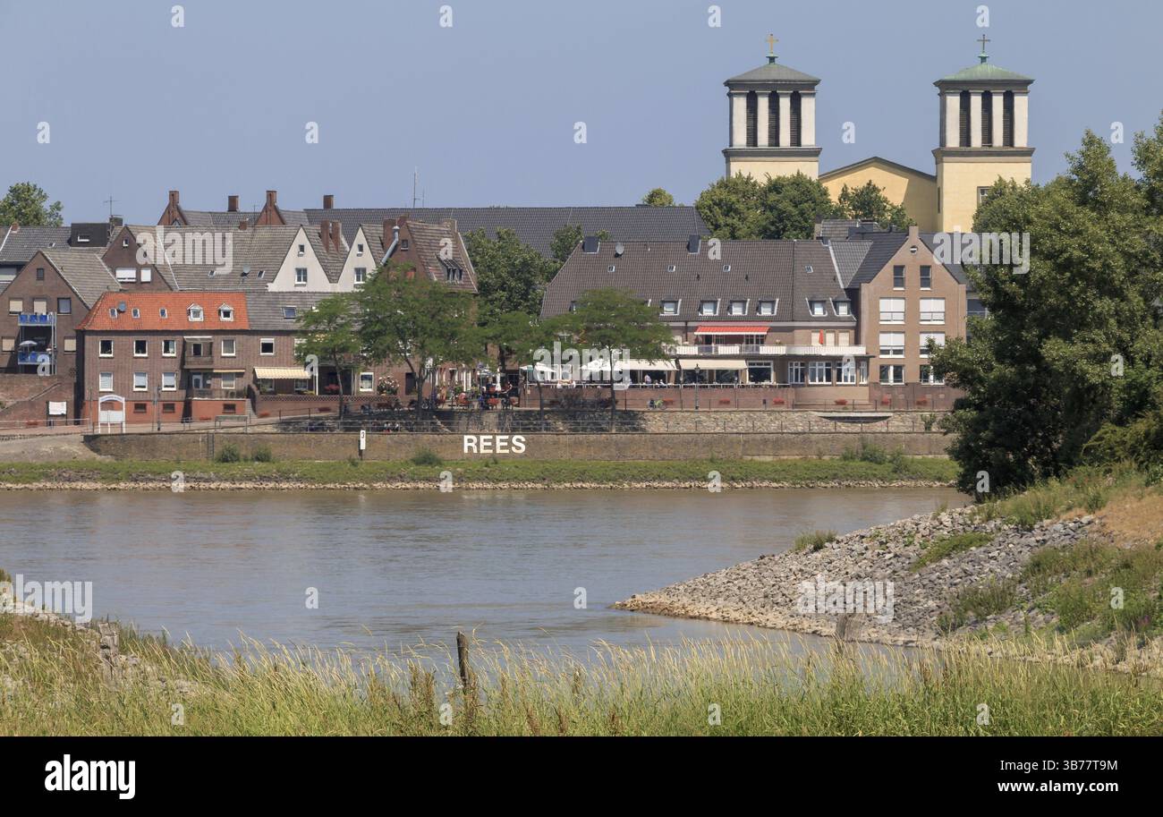 Blick über den Rhein auf die Stadt Rees, Niederrhein, Nordrhein-Westfalen, Deutschland, Europa Stockfoto
