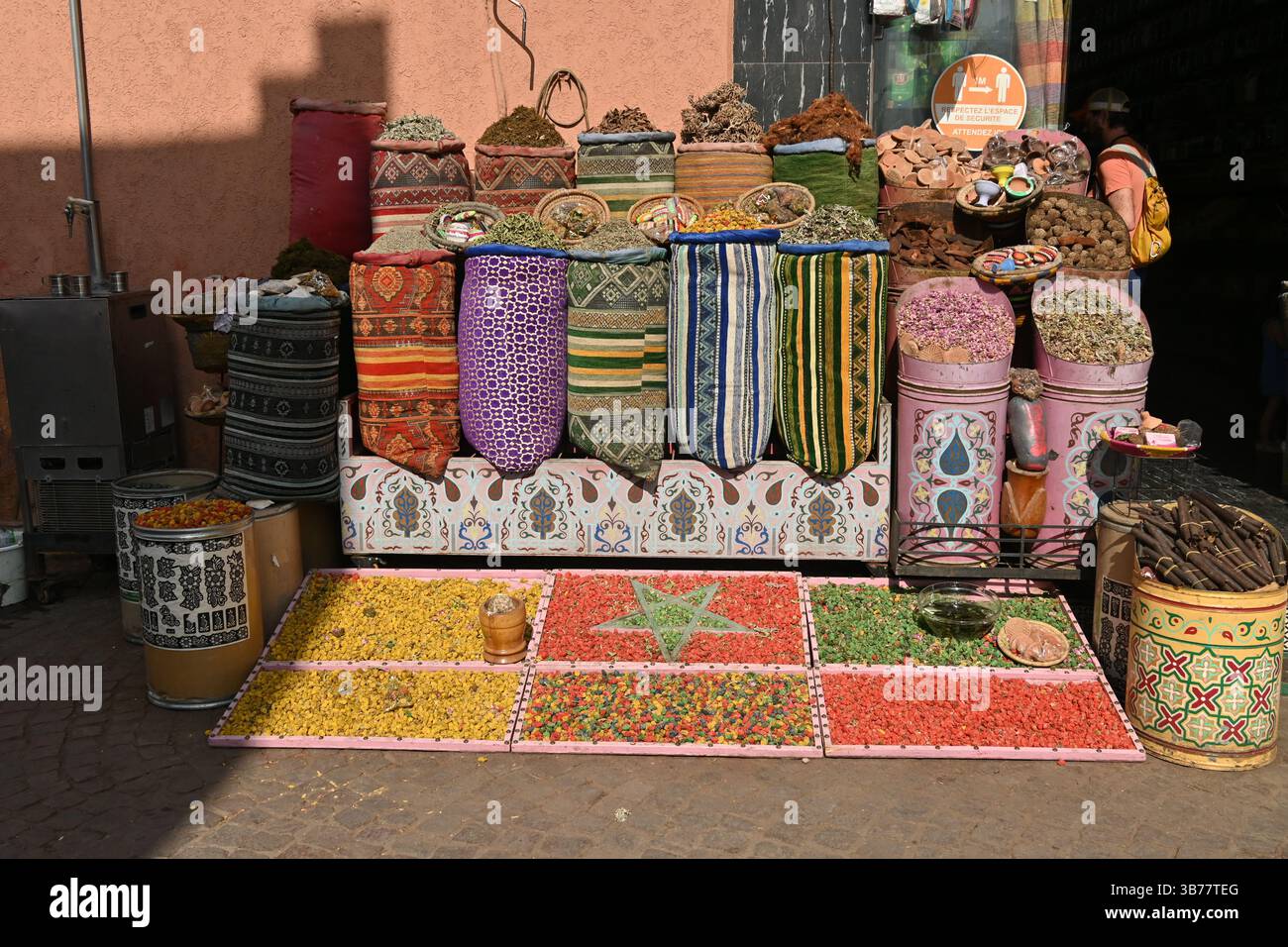 Das Äußere eines Ladens, das bunte Gewürze in der Medina in Marrakesch, Marokko, verkauft Stockfoto