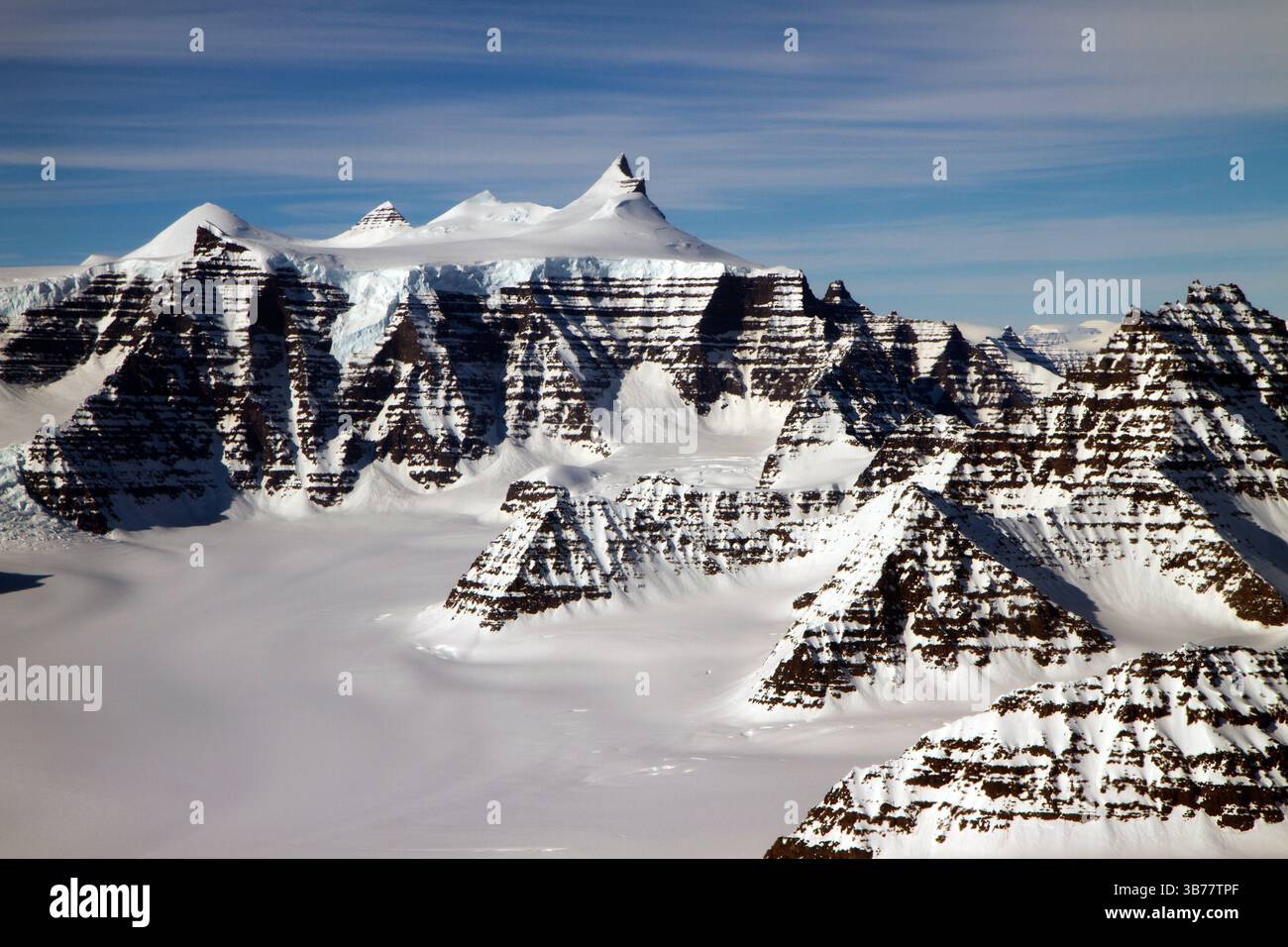 Bergkämme, die die charakteristische Geologie des Geikie-Plateaus in Ostgrönland zeigen, wie sie am 16. April 2012 von den NASA-Flugzeugen P-3B beobachtet wurden Stockfoto