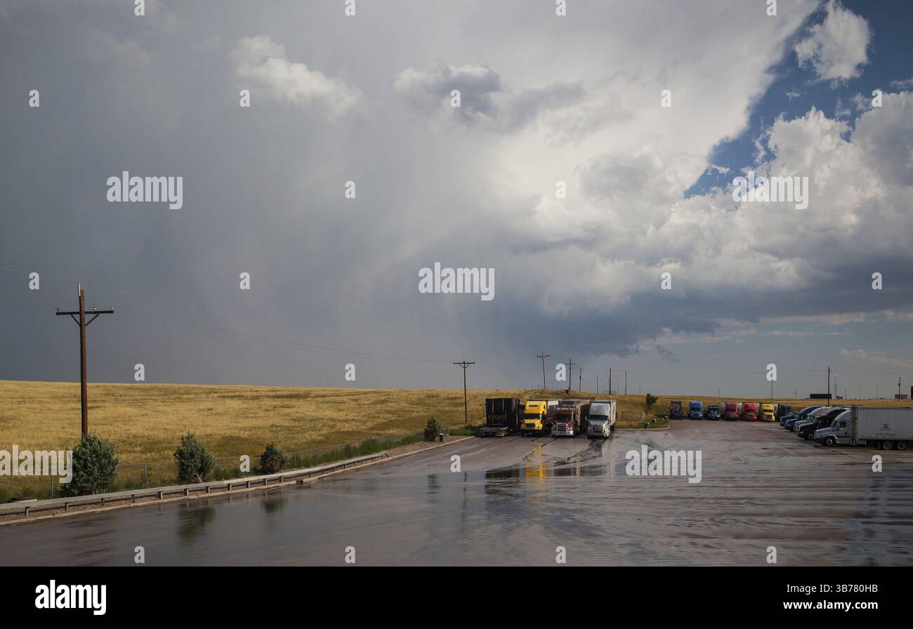 Typische amerikanische LKW auf einem Parkplatz vor schweren Sturm Stockfoto