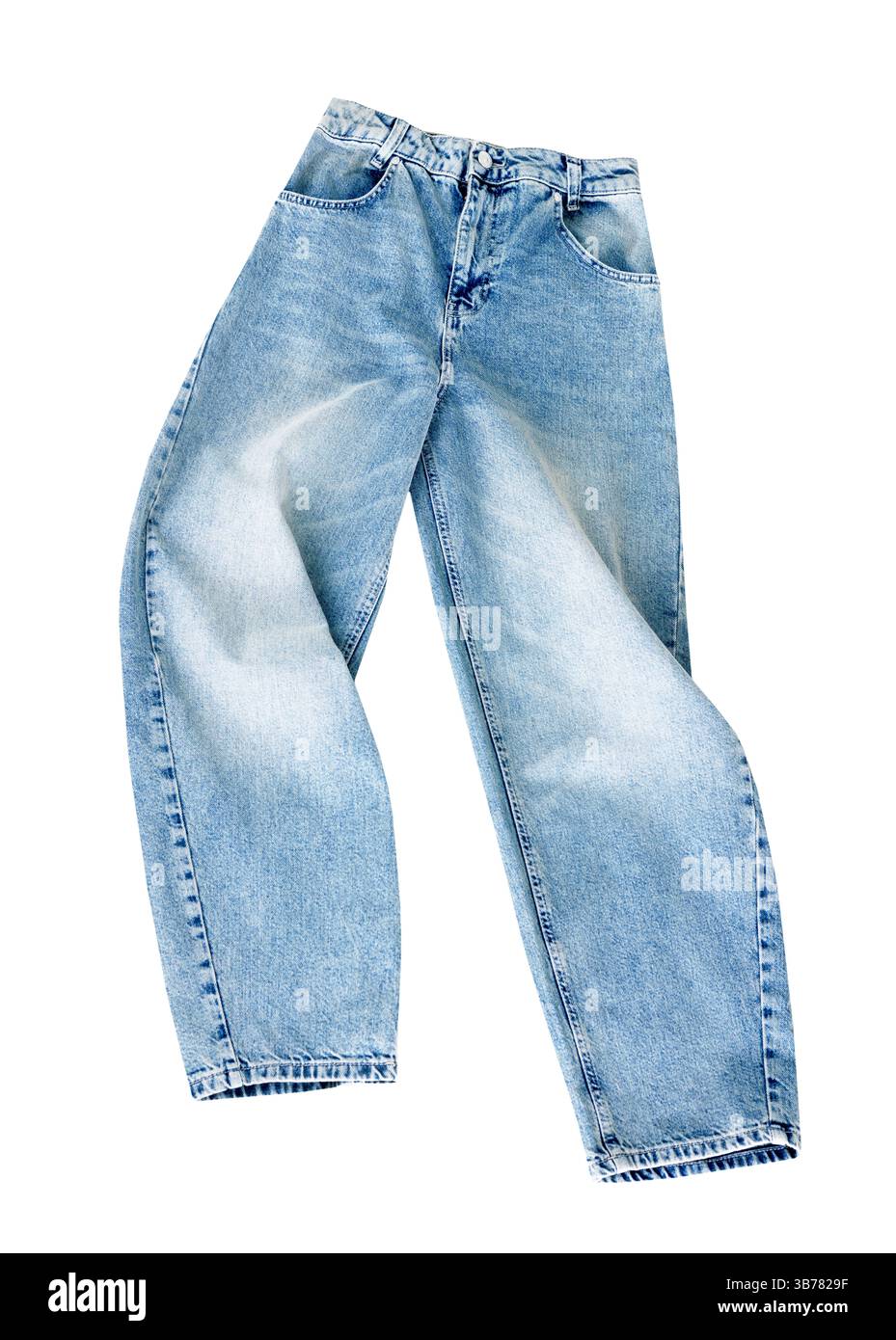 Blaue trendige Jeans isoliert auf weiß.Niemand, Objekte.Mode Kleidung, Hosen.Denim Hose.weites Bein Design. Stockfoto