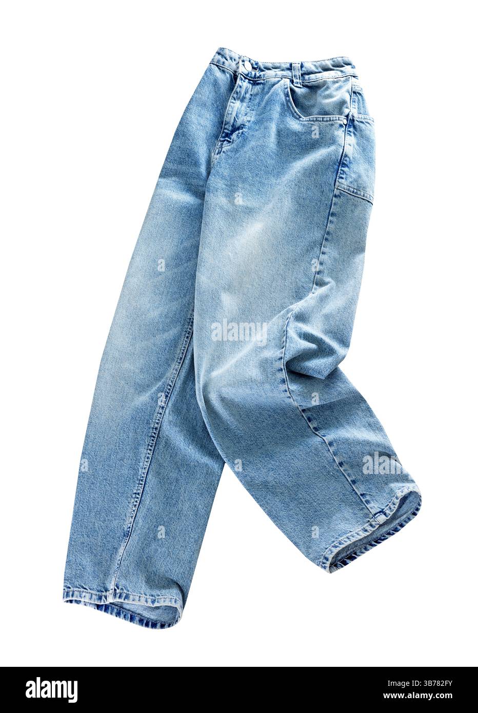 Modische hellblaue Jeans isoliert auf weißem, trendigem, weitem Bein lockeres Design, Objekt. Jeanshosen Cutout.Niemand. Stockfoto