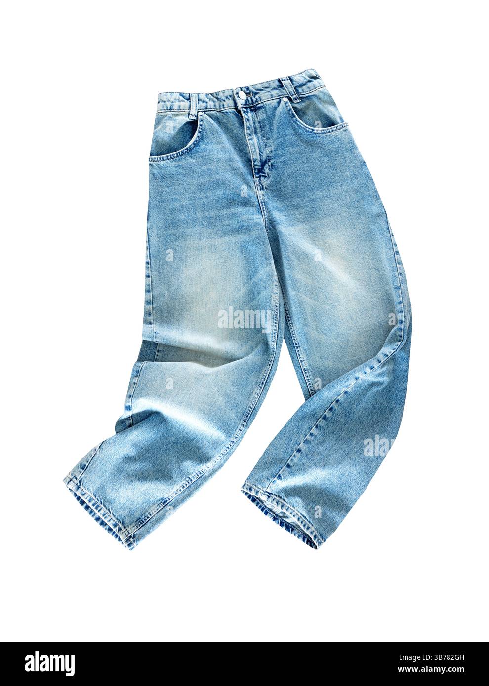 Blaue Jeans isoliert auf weißer Jeans mit weitem Bein, Jeans-Ausschnitt. Trendige Hose vorne. Keine Objekte. Stockfoto