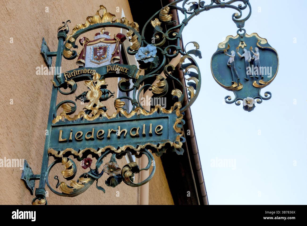 Schmiedeeisernes Pub-Schild, alte Handwerkskunst Stockfoto