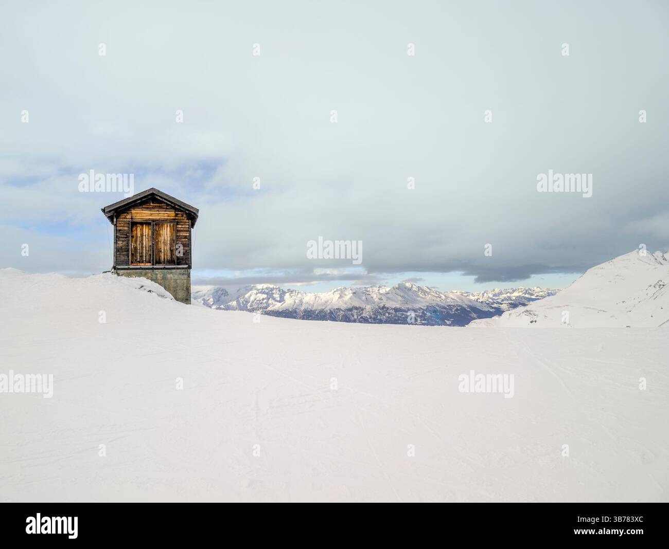 Eine kleine Holzhütte auf einer Skipiste in Lenzerheide im Winter Stockfoto