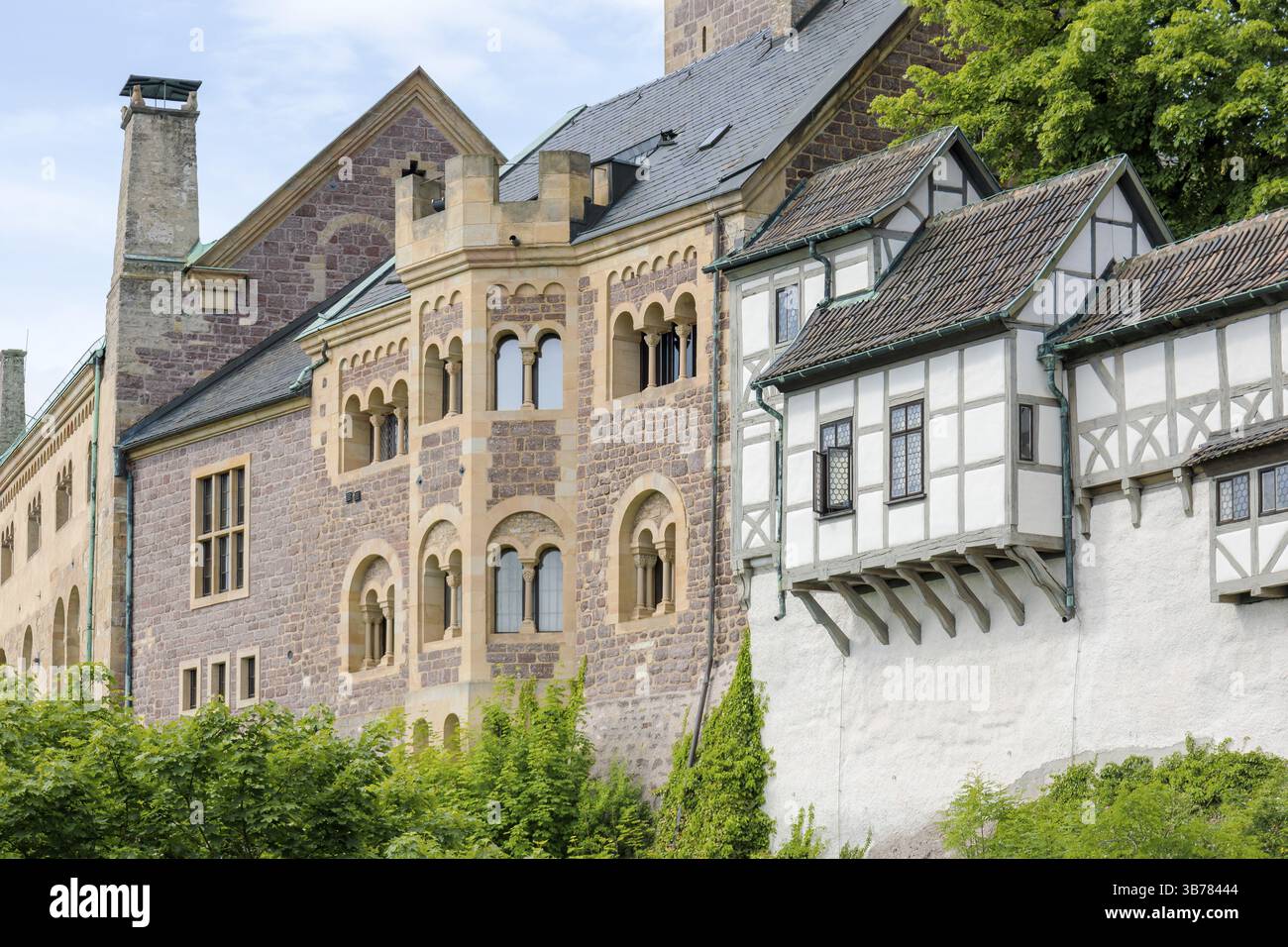 Die Wartburg mit Blick auf die thüringische Stadt Eisenach ist enger mit der deutschen Geschichte verbunden als fast jede andere Burg in Deutschland. Aufgrund von Stockfoto