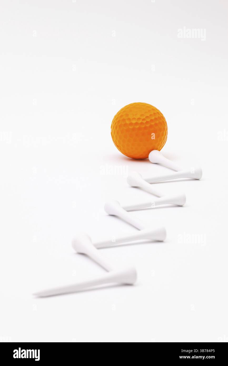 Weiße Golfbälle und hölzerne T-Stücke auf weißem Hintergrund. Golfkonzept Stockfoto