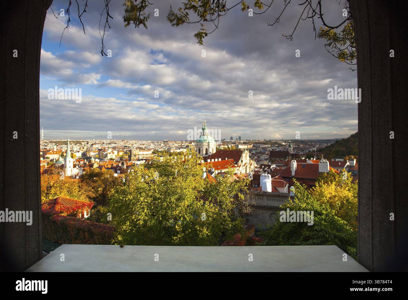 Blick vom Garten des Paradieses in der Nähe von Prager Burg in Tschechien Stockfoto