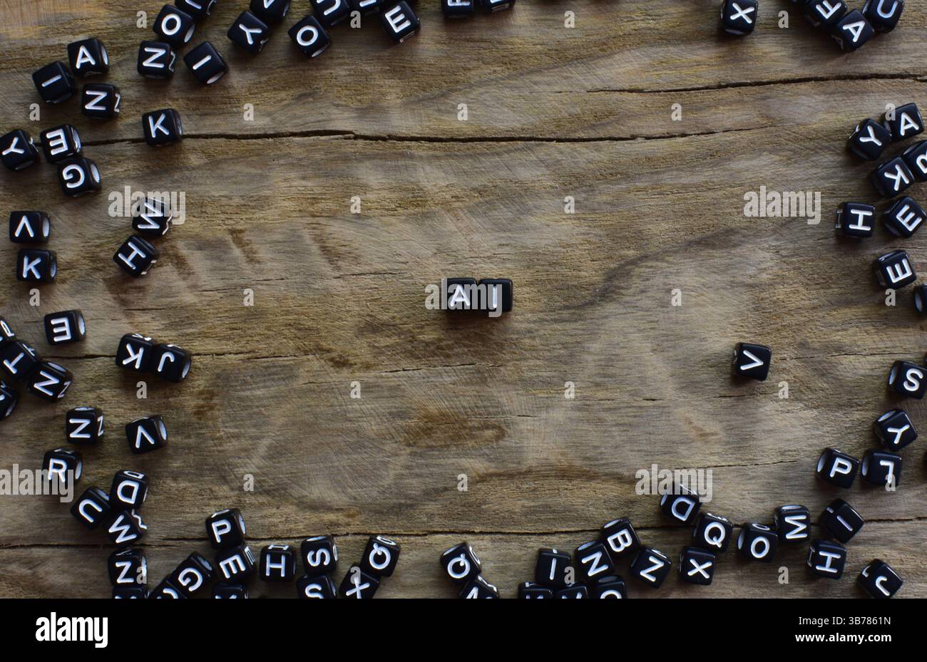 Symbole AI aus schwarzen Kunststoffperlen auf gerissenem Holzhintergrund, eingerahmt in verschiedene Buchstaben. Konzept der Buchstaben AI mit Kopierraum. Stockfoto