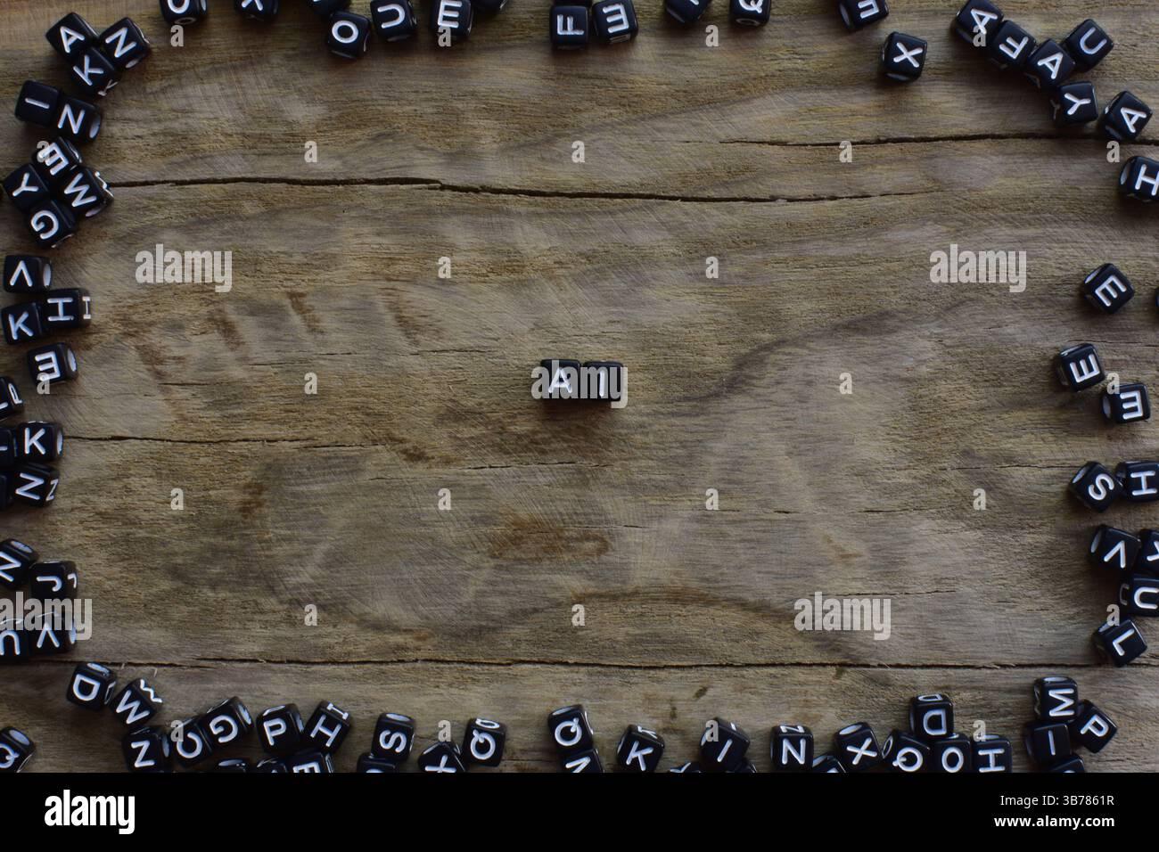 Symbole AI aus schwarzen Kunststoffperlen auf gerissenem Holzhintergrund, eingerahmt in verschiedene Buchstaben. Konzept der Buchstaben AI mit Kopierraum. Stockfoto