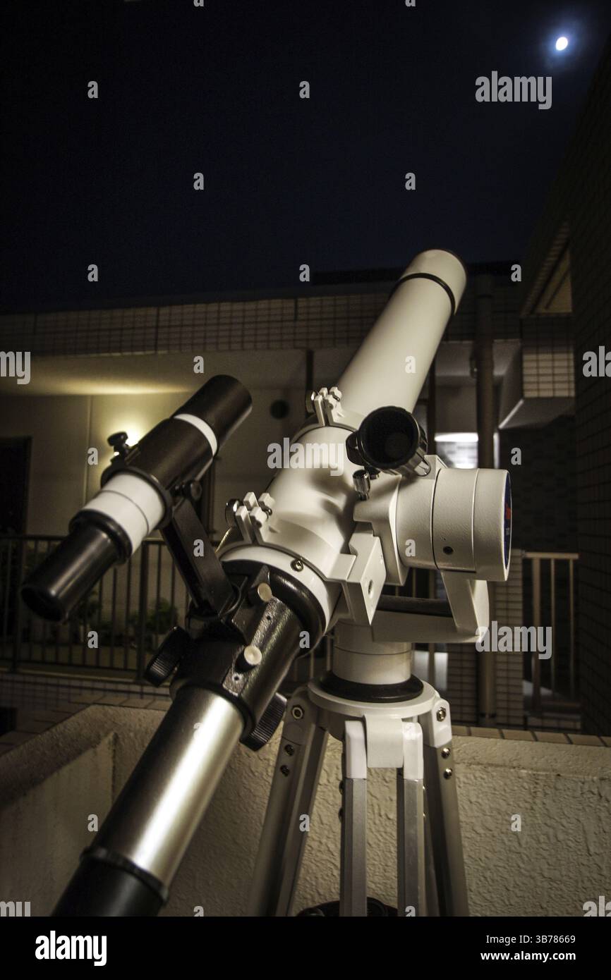 Bild von astronomischen Beobachtungen am Teleskop. Aufnahmeort: Metropolregion Tokio Stockfoto