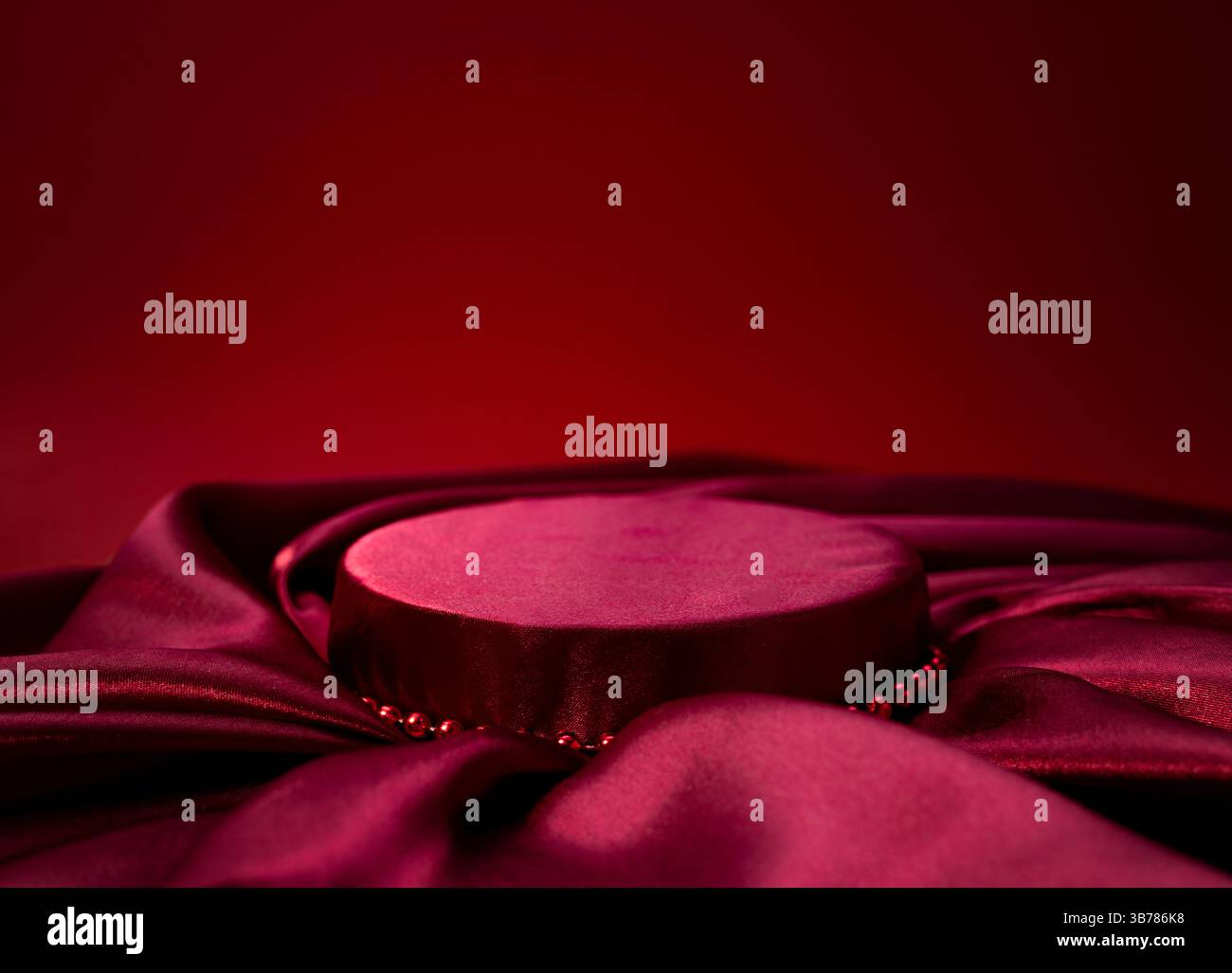 Podium aus satiniertem Stoff, Produktwerbung, rote Bühne, elegante Luxusplattform zur Demonstration leerer Kopierraum. Stockfoto