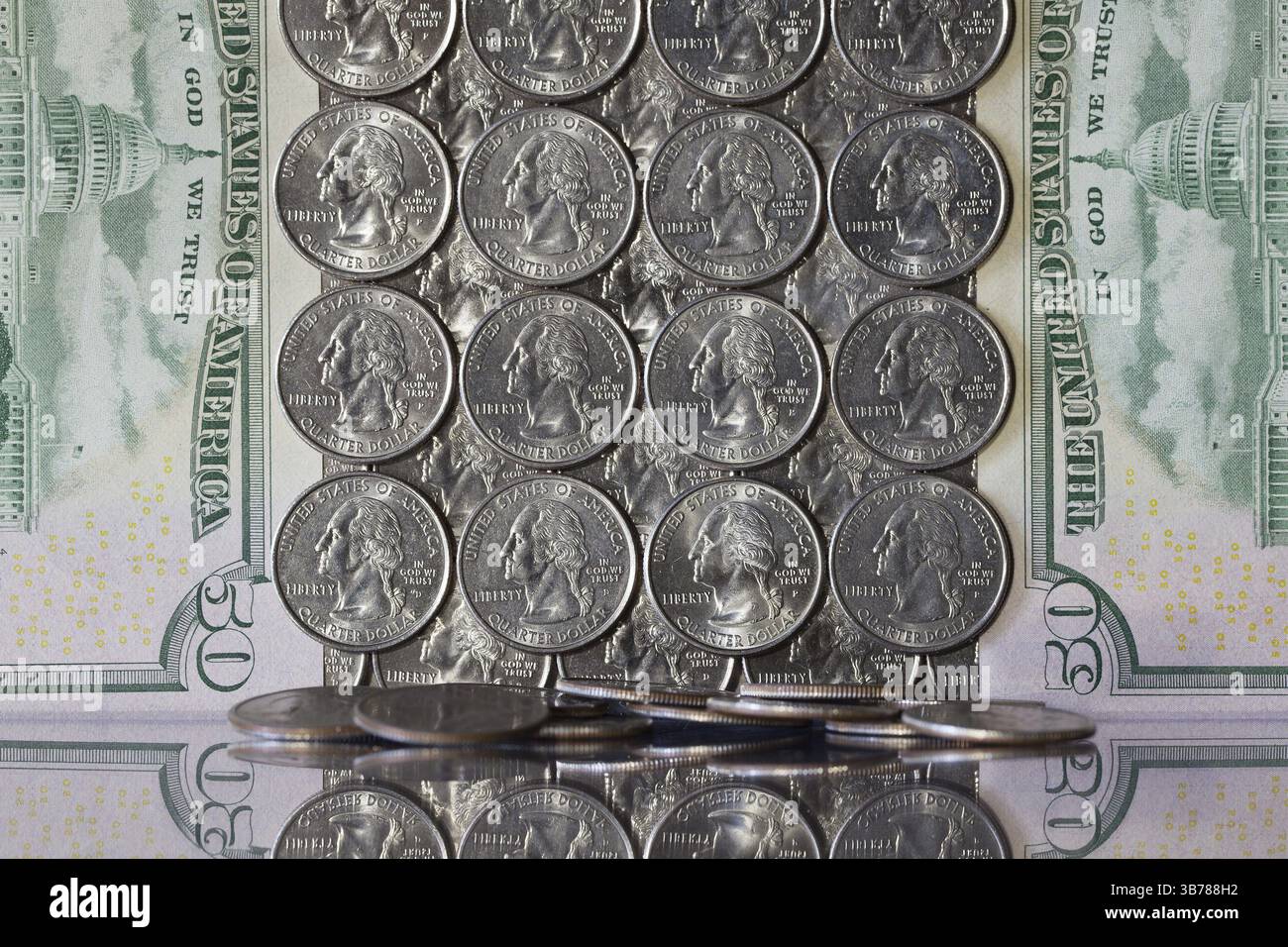 US-Dollar auf den Tisch mit Spiegel Stockfoto