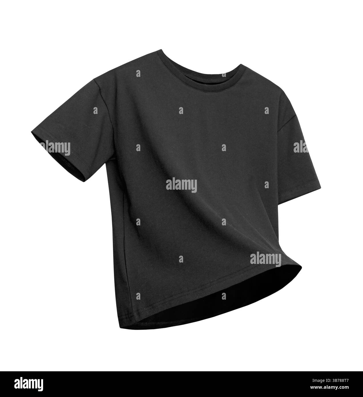 Schwarzes Baumwoll-T-Shirt, das isoliert auf weiß fliegt, niemand. Reguläres männliches T-Shirt vorne. Freizeitkleidung. Stockfoto