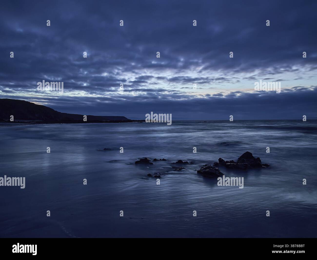 Lange Exposition in Kennack Sands kurz nach Sonnenaufgang Stockfoto