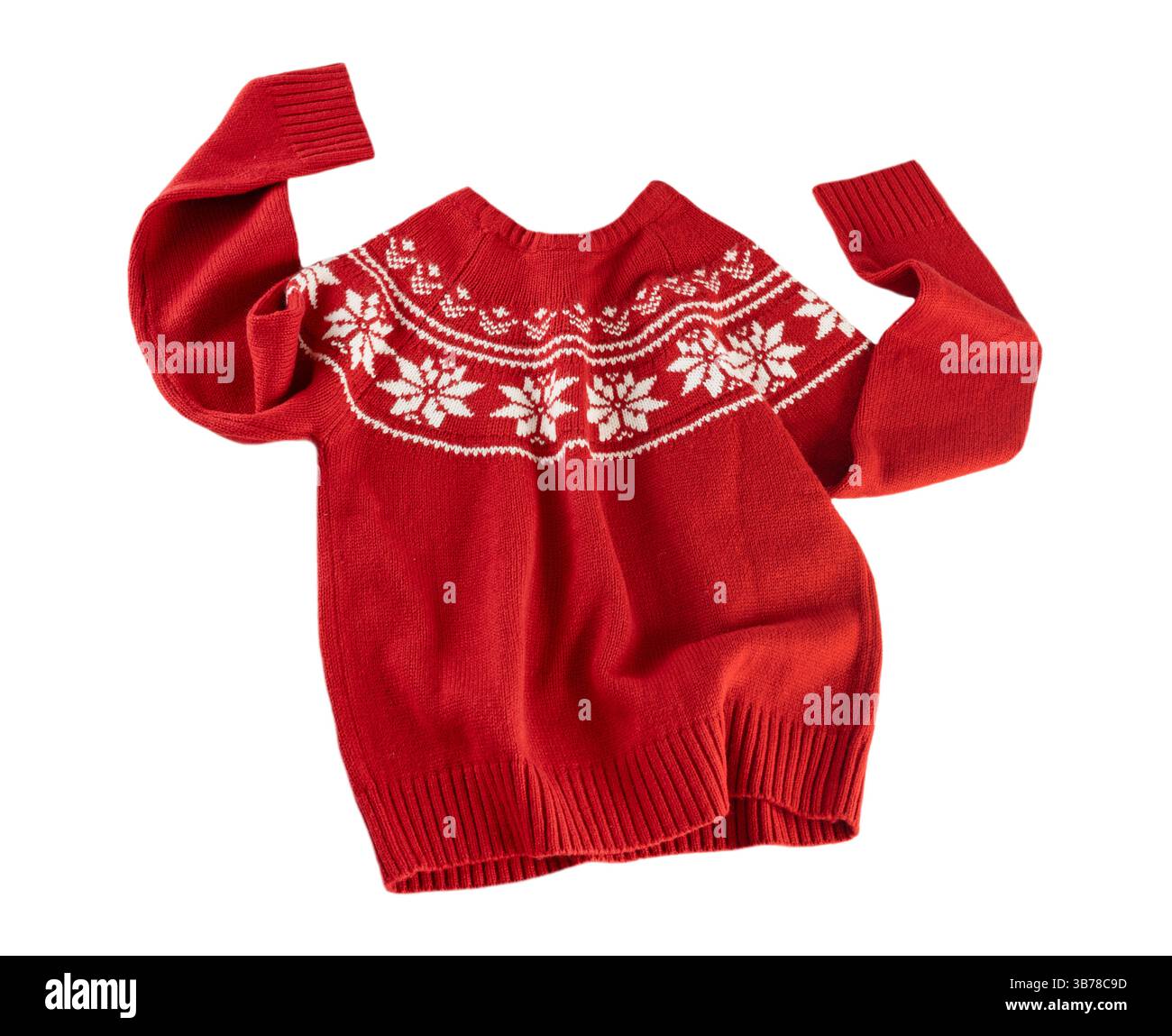 Weihnachtlicher, roter Strickpullover, Strickjacke isoliert auf weiß. Weihnachtsbekleidung. Zerknitterte Kleidung mit Ornamenten. Stockfoto