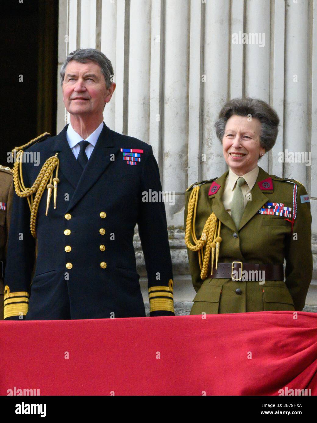 London Großbritannien. Mai 2025. Der König und die Königin werden von Prinzen und Prinzessin von Wales, ihren Kindern und anderen Mitgliedern der königlichen Familie auf dem Balkon des Buckingham Palace begleitet, um am ersten Tag der Feierlichkeiten zum 80. Jahrestag des Sieges in Europa den Fliegenflug zu beobachten. Hier sind Prinzessin Anne, Prinzessin Royal und Ehemann, Vizeadmiral Sir Timothy Laurence. Prinzessin Anne trägt die Uniform der First Aid Nursing Yeomanry, des Prinzessin Royal's Volunteer Corps, ähnlich der, die die verstorbene Königin am VE Day vor 80 Jahren trug. Quelle: MartinJPalmer/Alamy Live News. Stockfoto