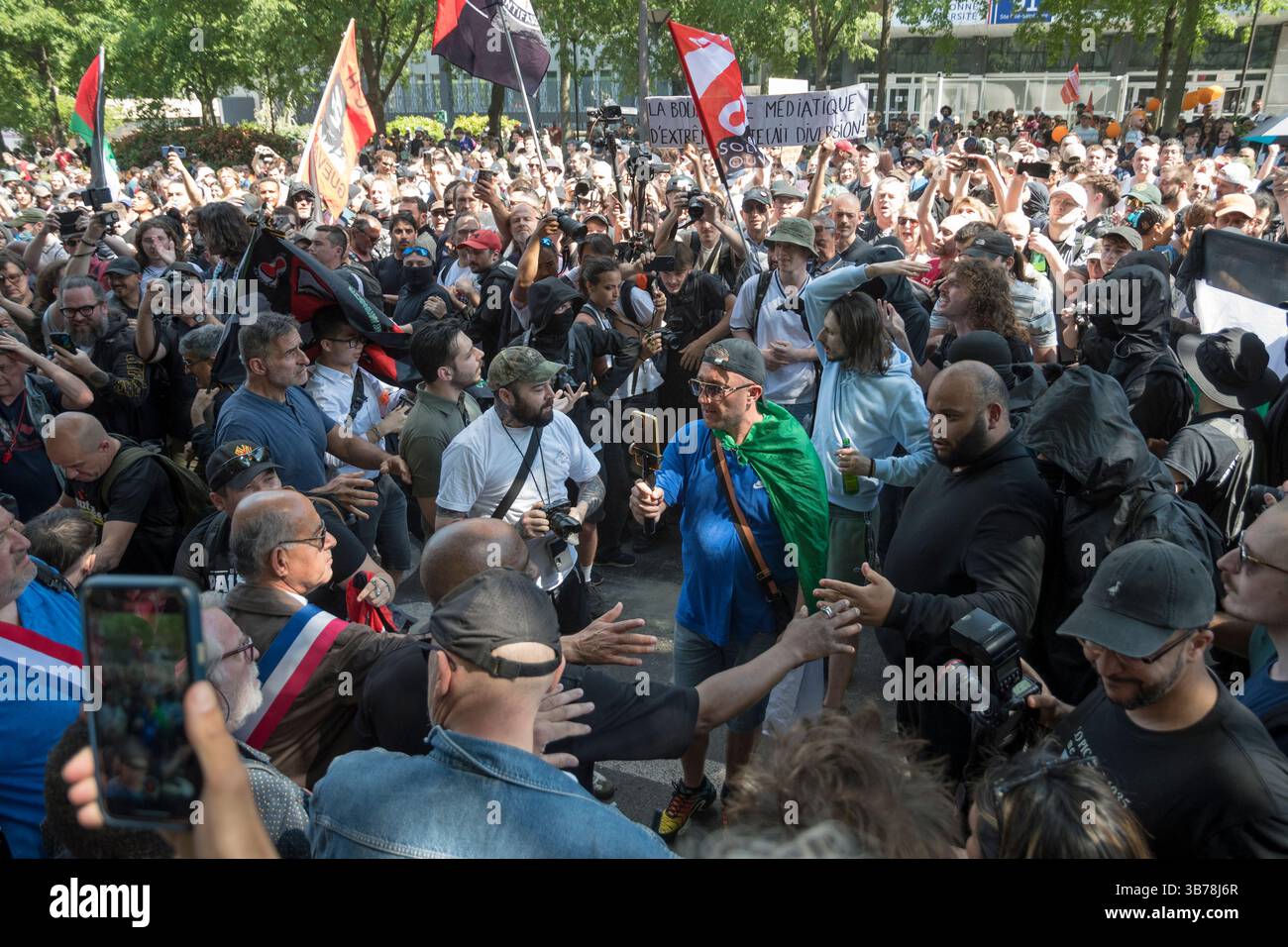 Paris,Frankreich.05-01-2025.mehr als 100,000 Menschen marschierten durch die Straßen von Paris, um am internationalen Arbeitertag zu protestieren und zu feiern.die sozialistische Partei wurde vom Schwarzen Block angegriffen Stockfoto
