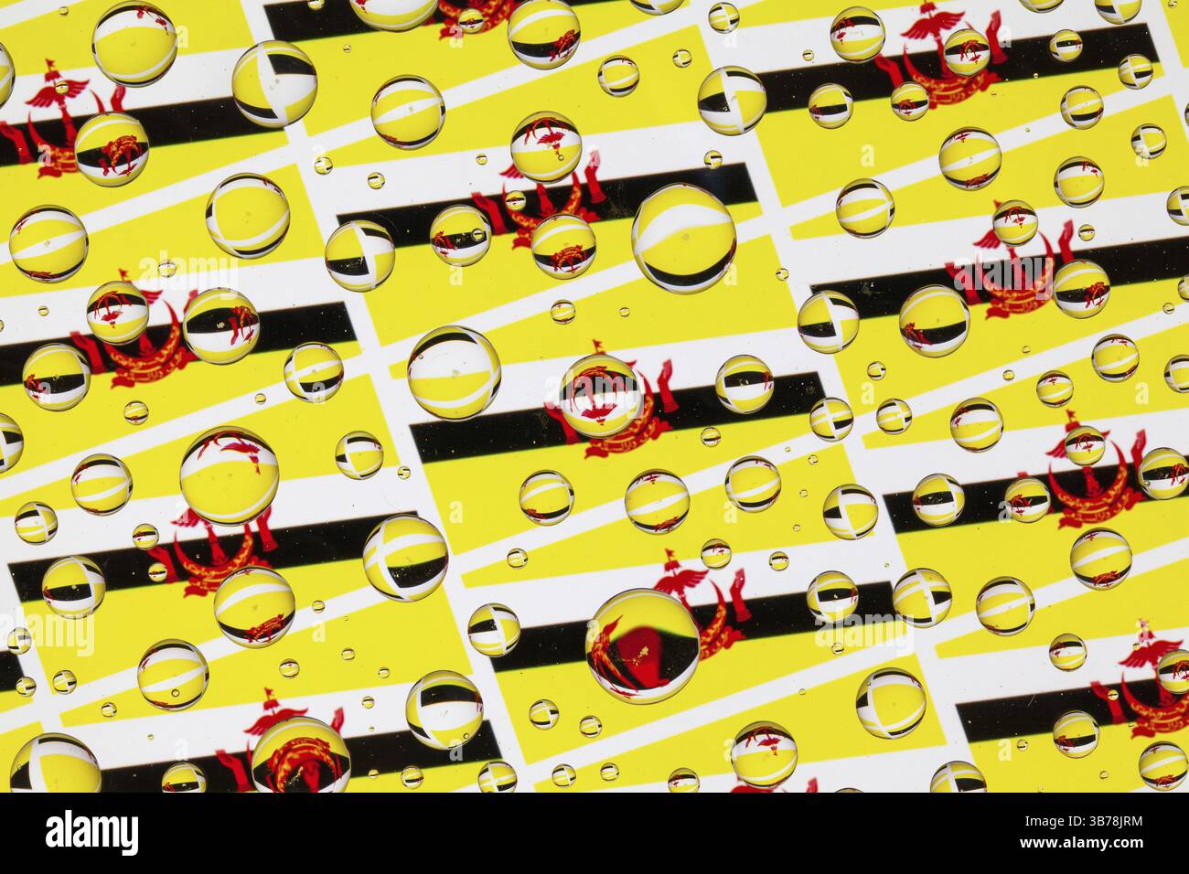 Flaggen von Brunei, hinter einem Glas, das mit Regentropfen bedeckt ist.Muster von Brunei Flags.3D-Illustration Stockfoto