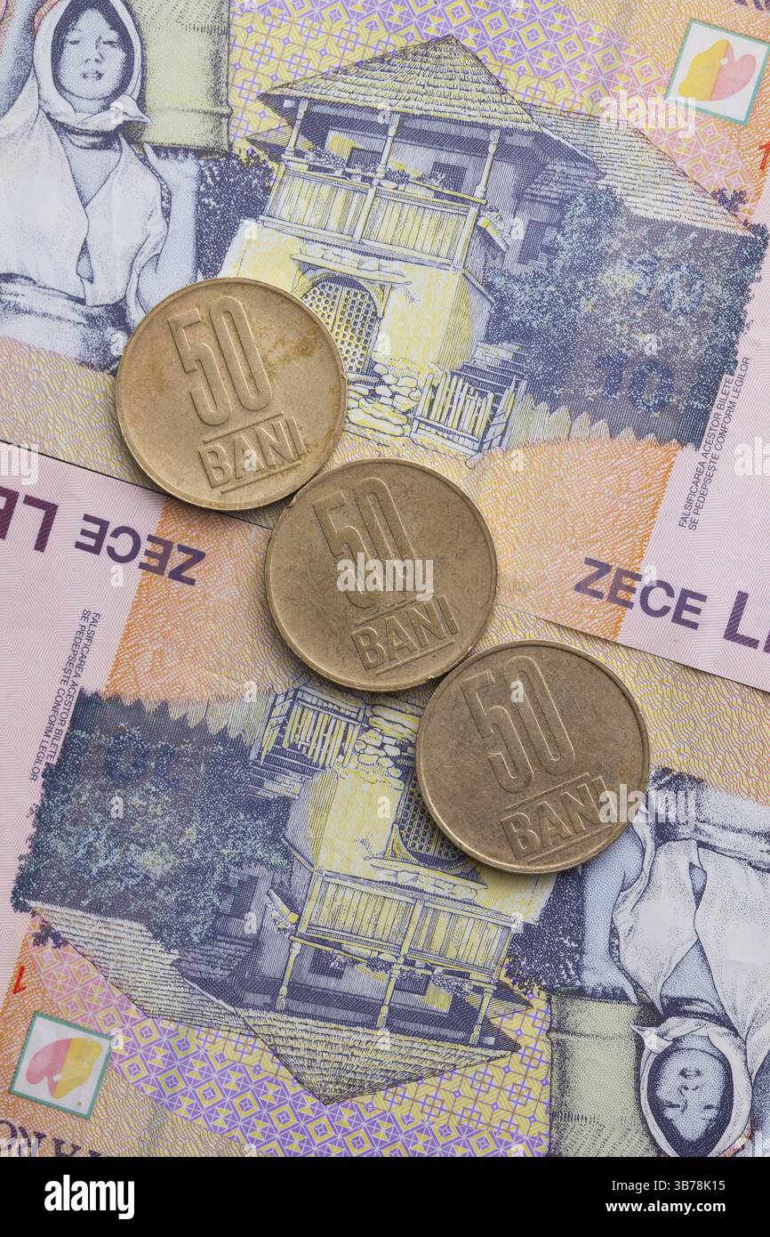 Verschiedene Banknoten und Münzen von rumänischem Geld Stockfoto