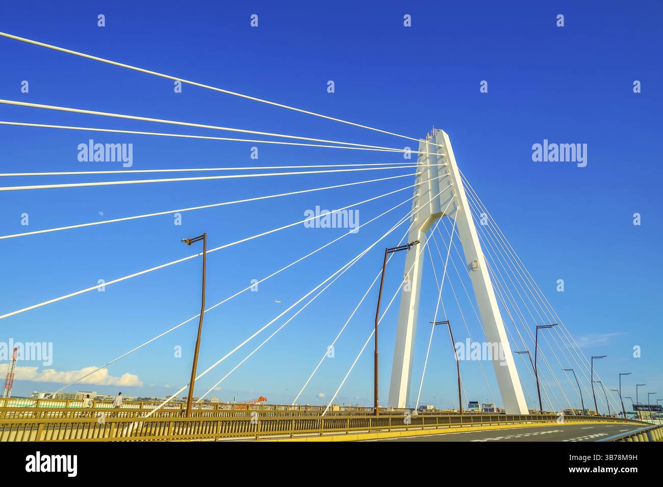 Daishi-Brücke und blauer Himmel. Drehort: Kawasaki City, Präfektur Kanagawa Stockfoto