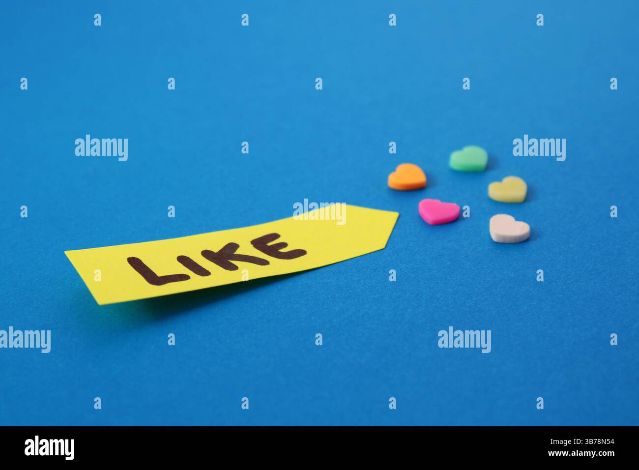 Haftnotiz mit dem Wort WIE neben bunten Herzen, die es bestätigen Stockfoto