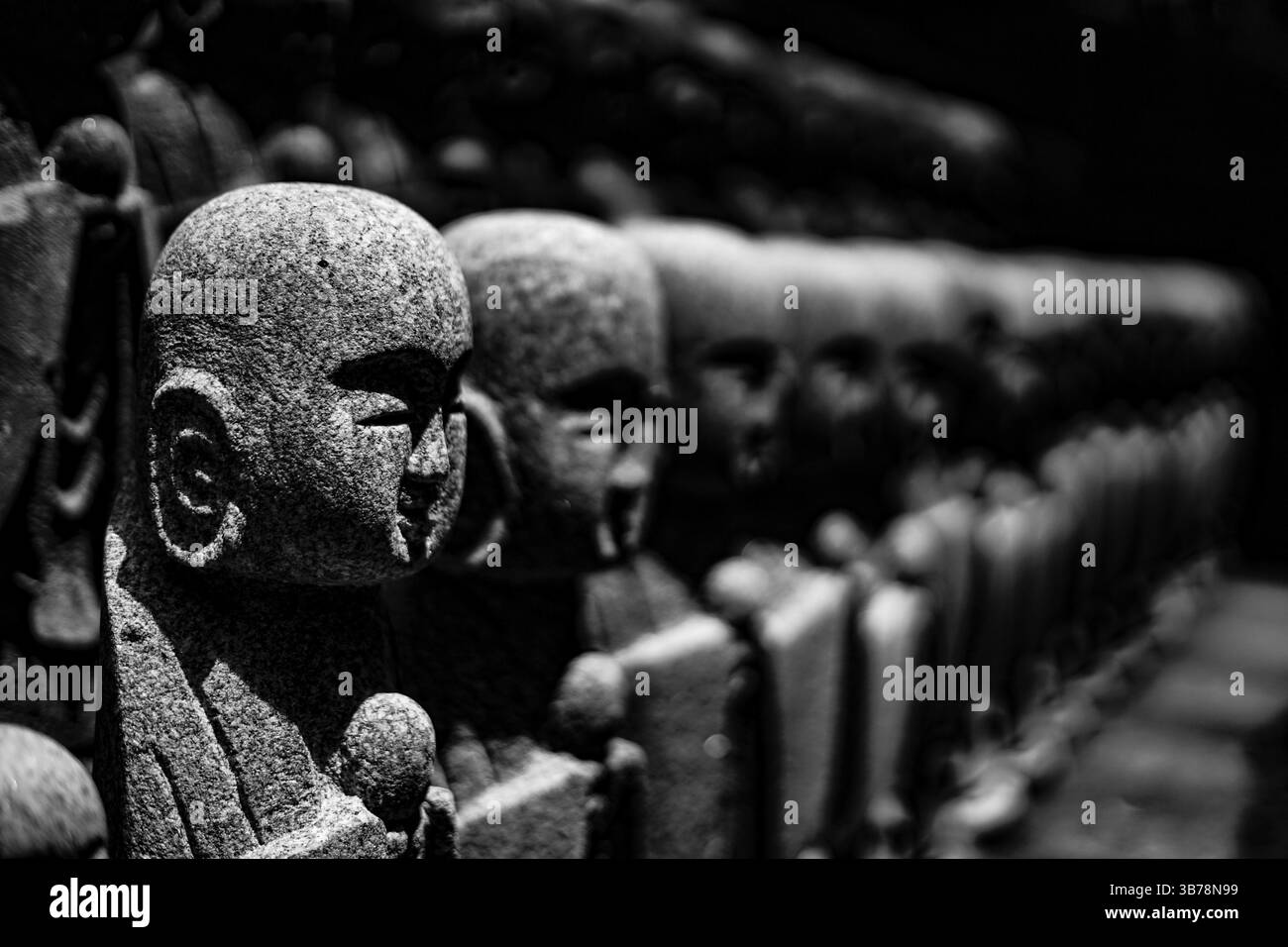 Viele Bilder von Jizos. Aufnahmeort: Stadt Kamakura, Präfektur Kanagawa Stockfoto