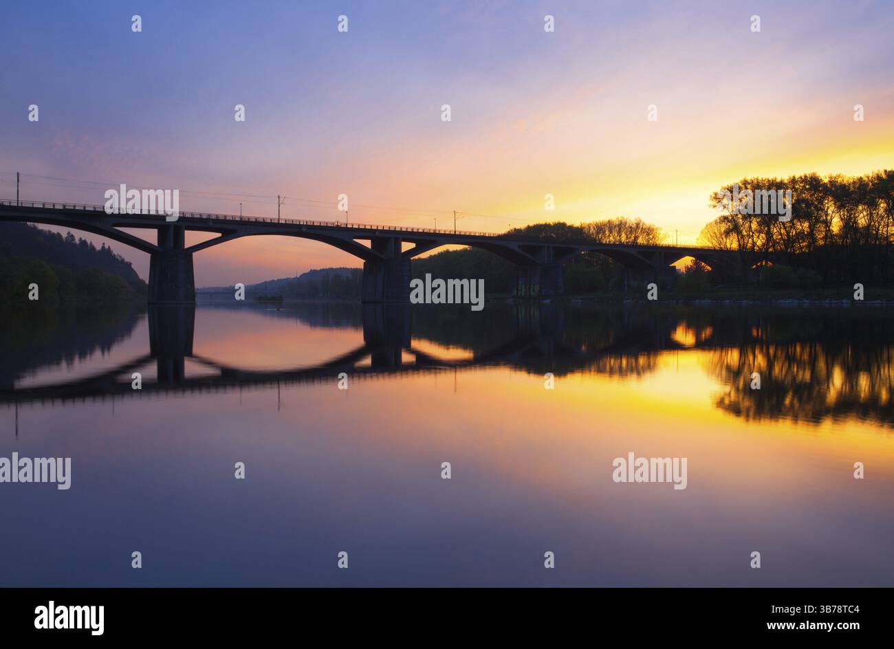 Branik Bridge bei Sonnenaufgang. Diese Brücke, die weithin als Brücke des Geheimdienstes bekannt ist, ist eine Eisenbahn- und Fußgängerbrücke, die die Moldau in Prag überspannt Stockfoto