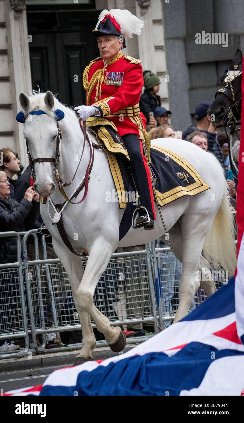 The Cenotaph, Westminster, London, Großbritannien. Mai 2025. Tausende versammelten sich in Zentral-London, um den 80. Jahrestag des Sieges in Europa VE Day zu feiern und an die Menschen zu erinnern, die kämpften und starben, um Hitlers Deutschland zu besiegen. Die Feierlichkeiten und der vormarsch, in dem das britische Militär und seine Verbündeten dienten, gipfelten in einer Flugreise vorbei an BBMF Lancaster und modernen Militärflugzeugen, darunter das weltberühmte Red Arrow Display Team mit seiner legendären rot-weißen und blauen Rauchshow, während sie auf niedrigem Niveau über Buckingham Palace flogen. Kredit: Lactualité Paris 24h/Alamy Live News Stockfoto