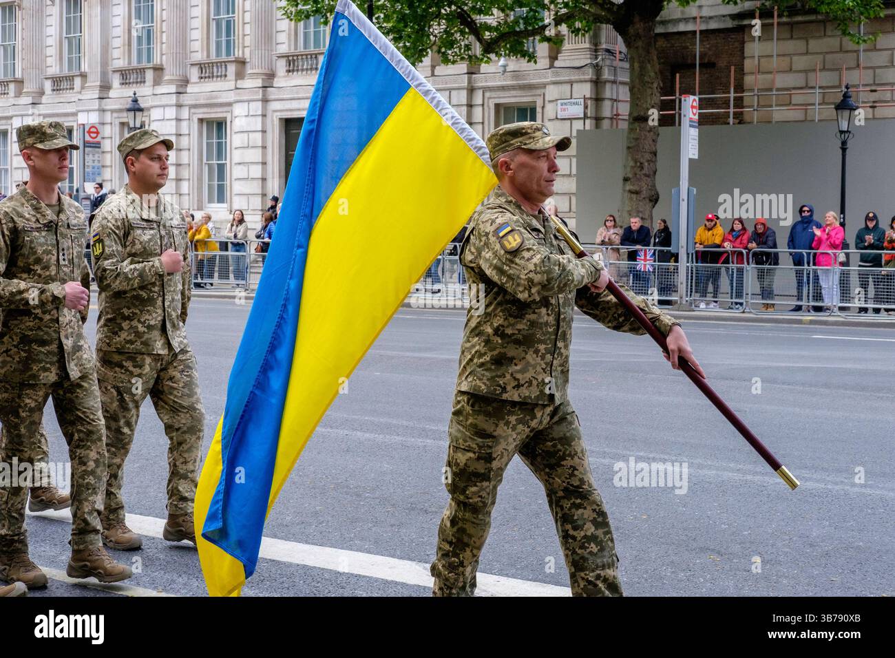 Mai 2025, London, Großbritannien. Gedenkfeier zum VE-Tag. Im Zentrum Londons findet eine Parade britischer und internationaler Militärangehöriger statt, die den 80. Jahrestag des Endes des Zweiten Weltkriegs in Europa feiert. Im Bild: Angehörige der ukrainischen Streitkräfte nehmen an der Gedenkparade zum VE Day im Zentrum Londons Teil. Stockfoto