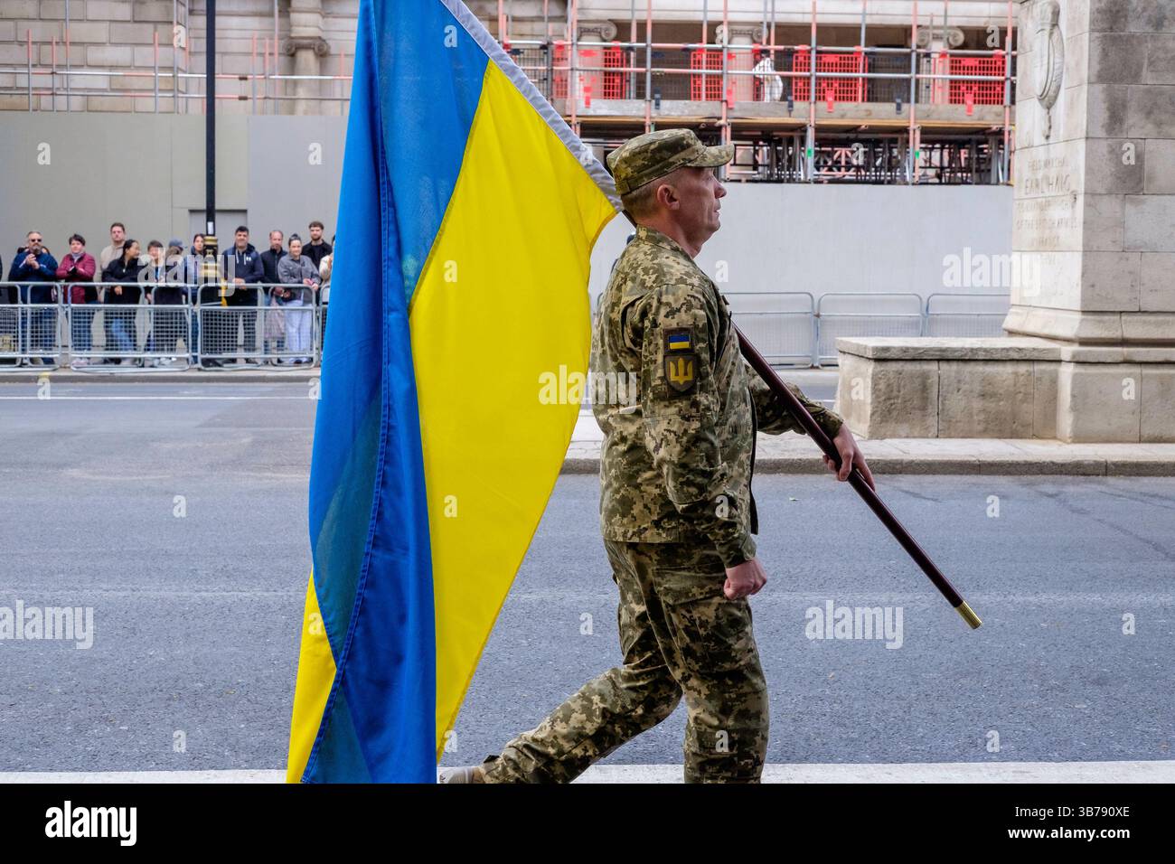 Mai 2025, London, Großbritannien. Gedenkfeier zum VE-Tag. Im Zentrum Londons findet eine Parade britischer und internationaler Militärangehöriger statt, die den 80. Jahrestag des Endes des Zweiten Weltkriegs in Europa feiert. Im Bild: Angehörige der ukrainischen Streitkräfte nehmen an der Gedenkparade zum VE Day im Zentrum Londons Teil. Stockfoto