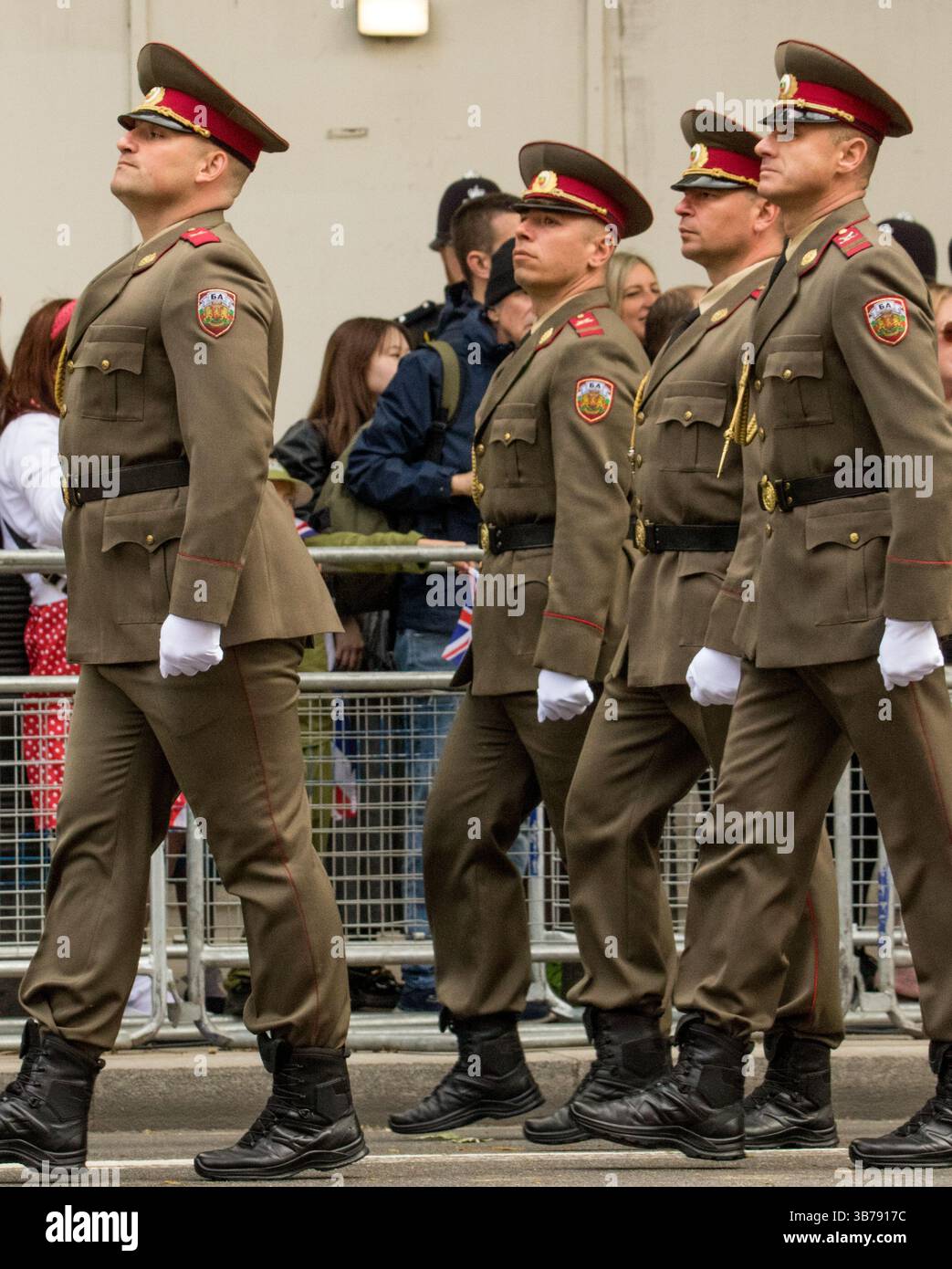 The Cenotaph, Westminster, London, Großbritannien. Mai 2025. Tausende versammelten sich in Zentral-London, um den 80. Jahrestag des Sieges in Europa VE Day zu feiern und an die Menschen zu erinnern, die kämpften und starben, um Hitlers Deutschland zu besiegen. Die Feierlichkeiten und der vormarsch, in dem das britische Militär und seine Verbündeten dienten, gipfelten in einer Flugreise vorbei an BBMF Lancaster und modernen Militärflugzeugen, darunter das weltberühmte Red Arrow Display Team mit seiner legendären rot-weißen und blauen Rauchshow, während sie auf niedrigem Niveau über Buckingham Palace flogen. Kredit: Lactualité Paris 24h/Alamy Live News Stockfoto