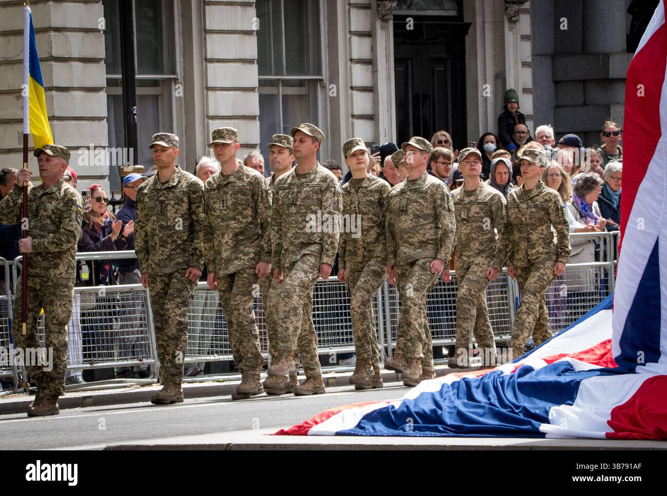 The Cenotaph, Westminster, London, Großbritannien. Mai 2025. Tausende versammelten sich in Zentral-London, um den 80. Jahrestag des Sieges in Europa VE Day zu feiern und an die Menschen zu erinnern, die kämpften und starben, um Hitlers Deutschland zu besiegen. Die Feierlichkeiten und der vormarsch, in dem das britische Militär und seine Verbündeten dienten, gipfelten in einer Flugreise vorbei an BBMF Lancaster und modernen Militärflugzeugen, darunter das weltberühmte Red Arrow Display Team mit seiner legendären rot-weißen und blauen Rauchshow, während sie auf niedrigem Niveau über Buckingham Palace flogen. Kredit: Lactualité Paris 24h/Alamy Live News Stockfoto