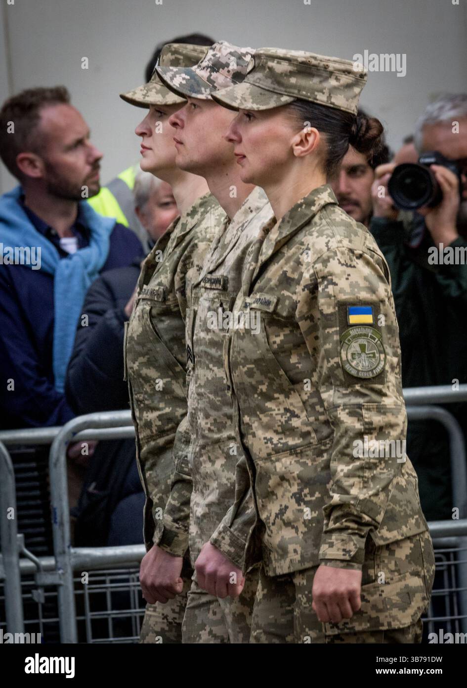 The Cenotaph, Westminster, London, Großbritannien. Mai 2025. Tausende versammelten sich in Zentral-London, um den 80. Jahrestag des Sieges in Europa VE Day zu feiern und an die Menschen zu erinnern, die kämpften und starben, um Hitlers Deutschland zu besiegen. Die Feierlichkeiten und der vormarsch, in dem das britische Militär und seine Verbündeten dienten, gipfelten in einer Flugreise vorbei an BBMF Lancaster und modernen Militärflugzeugen, darunter das weltberühmte Red Arrow Display Team mit seiner legendären rot-weißen und blauen Rauchshow, während sie auf niedrigem Niveau über Buckingham Palace flogen. Kredit: Lactualité Paris 24h/Alamy Live News Stockfoto