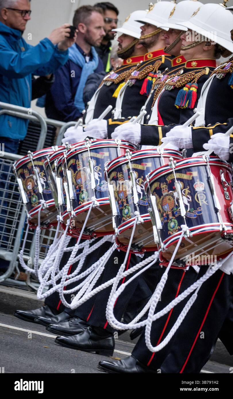 The Cenotaph, Westminster, London, Großbritannien. Mai 2025. Tausende versammelten sich in Zentral-London, um den 80. Jahrestag des Sieges in Europa VE Day zu feiern und an die Menschen zu erinnern, die kämpften und starben, um Hitlers Deutschland zu besiegen. Die Feierlichkeiten und der vormarsch, in dem das britische Militär und seine Verbündeten dienten, gipfelten in einer Flugreise vorbei an BBMF Lancaster und modernen Militärflugzeugen, darunter das weltberühmte Red Arrow Display Team mit seiner legendären rot-weißen und blauen Rauchshow, während sie auf niedrigem Niveau über Buckingham Palace flogen. Kredit: Lactualité Paris 24h/Alamy Live News Stockfoto