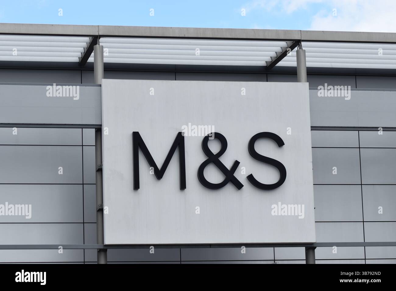 Das Marks and Spencer (M&S) Logo im MK1 Shopping and Leisure Park. Stockfoto