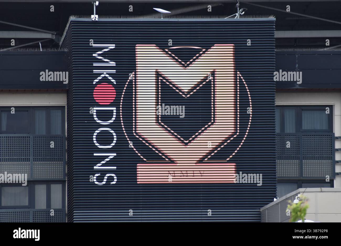 Das ursprüngliche MK Dons Logo auf Stadium MK, Milton Keynes. Am 6. Mai 2025 wurde bekannt gegeben, dass das Logo neu gestaltet wurde. Stockfoto