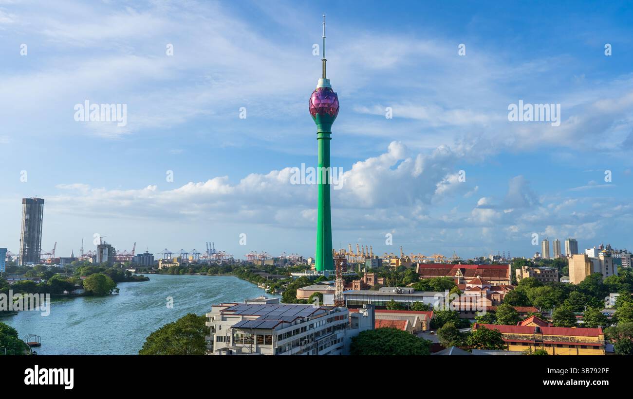 Colombo, Sri Lanka – 18. Januar 2025: Der ikonische Lotus Tower, ein markantes architektonisches Wahrzeichen in Colombo, steht hoch vor dem Stadtbild, dem Symbol Stockfoto