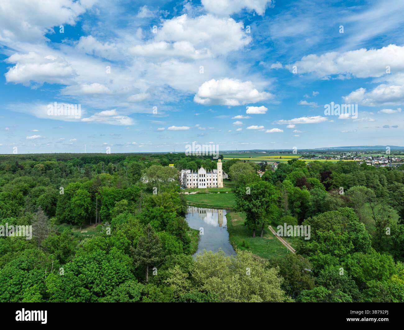 Drohnenblick auf den Palast und den Park-Komplex in Dobra, einem neogotischen Palast, umgeben von einem Park in der Woiwodschaft Oppeln, Bezirk Krapkowice i Stockfoto